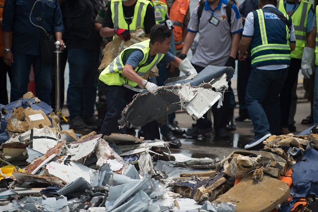 officials transfer recovered debris from the ill fated lion air flight jt 610 for further examination by indonesia 039 s national transportation safety committee at a port in jakarta on november 2 2018 photo afp