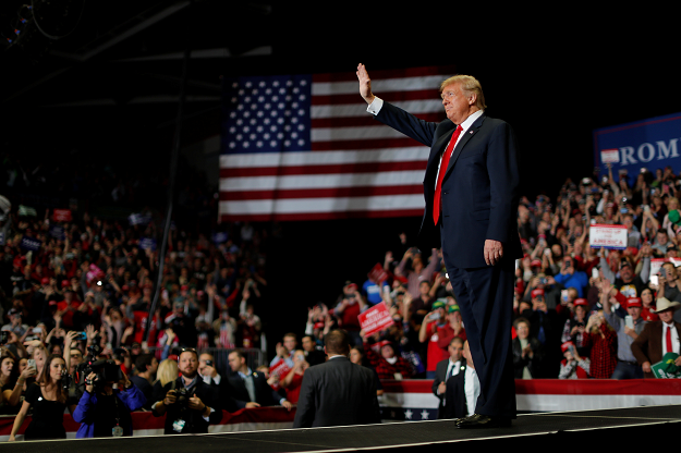  U.S. President Donald Trump waves to supporters at a campaign rally on the eve of the U.S. mid-term elections at the Show Me Center in Cape Girardeau. PHOTO: REUTERS