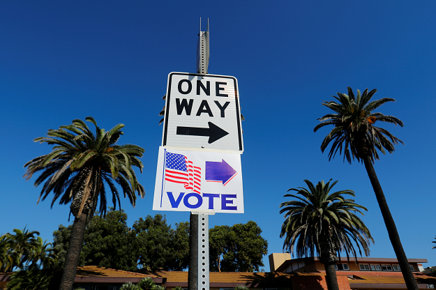  A vote sign points people to a local poling location during midterm elections in Newport Beach. PHOTO: REUTERS