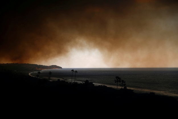  Smoke is seen over the ocean as the Woosley Fire burns in Malibu PHOTO: REUTERS