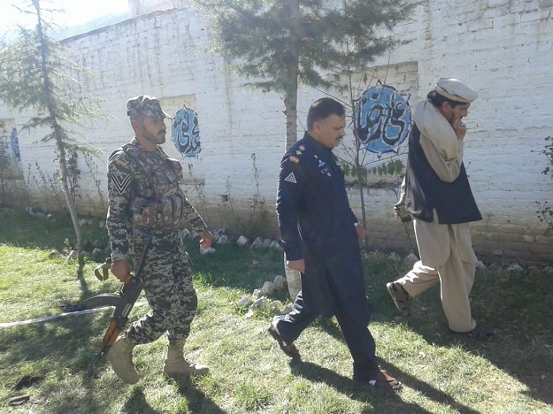 Officials at the scene of the Orakzai blast on Nov 23, 2018. PHOTO:EXPRESS