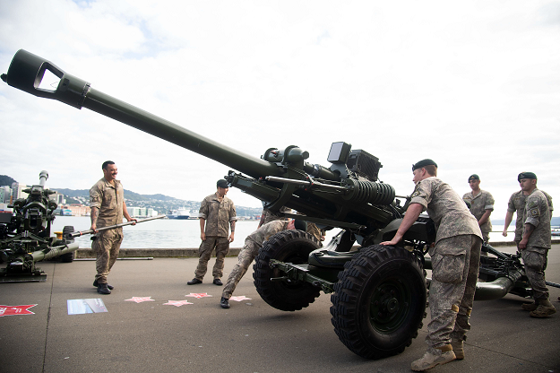 New Zealand army soldiers set up ten howitzer cannons prior to a 100 gun salute ceremony marking the 100th anniversary of the end of World War I in Wellington on November 11, 2018. PHOTO: AFP