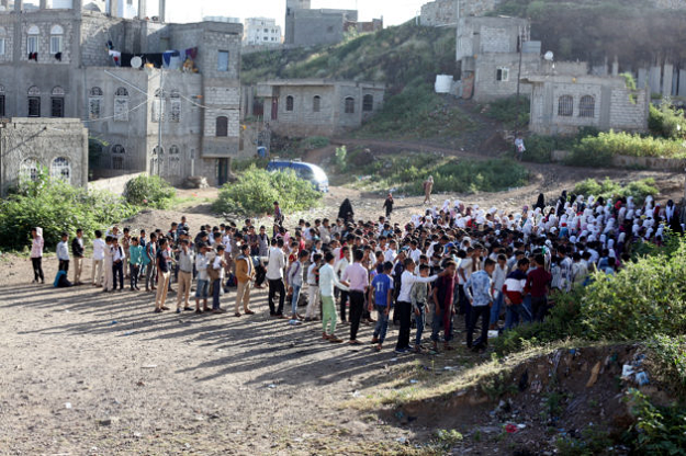 Students gather for a morning drill outside of the teacher's house, who turned it into a makeshift free school that hosts 700 students, in Taiz, Yemen October 18, 2018. PHOTO: REUTERS