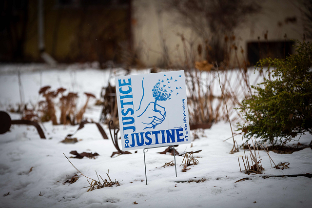 a memorial for justine damond is seen near the alleyway were she was found dead in minneapolis minnesota on december 28 2018 photo afp