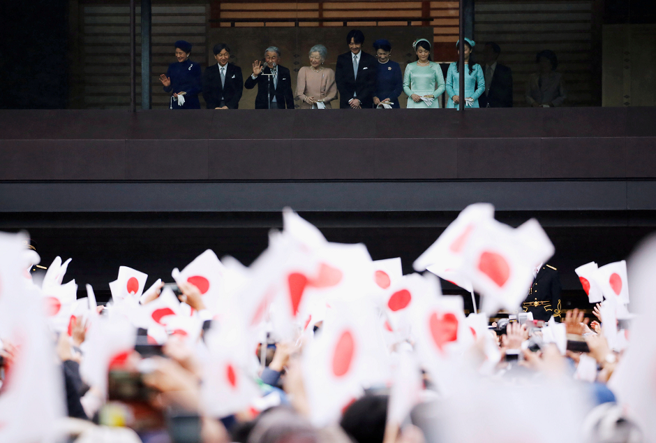 Japan's Emperor Akihito, flanked by Empress Michiko, Crown Prince Naruhito, Crown Princess Masako, Prince Akishino, Princess Kiko, Princess Mako and Princess Kako wave to well-wishers who gathered to celebrate the emperor's 85th birthday at the Imperial Palace in Tokyo, Japan December 23, 2018. PHOTO: REUTERS