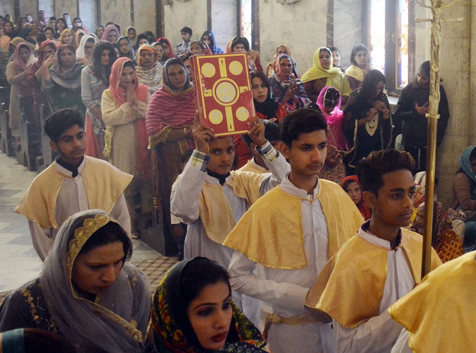  Members of Christian community praying at local church to celebrate Christmas in Lahore, Punjab. PHOTO COURTESY: ONLINE/PHOTO 