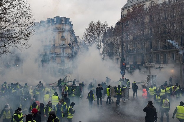 Although police managed to clear the square around the Arc de Triomphe toward midday, cat-and-mouse skirmishes continued as protesters spread out to nearby streets and neighbourhoods. PHOTO: AFP