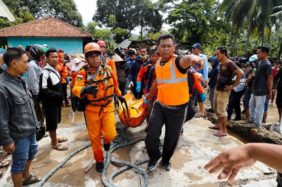 Rescue workers carry a body bag containing the remains of a victim of the tsunami in Pandeglang, Banten province, Indonesia. Photo: Reuters