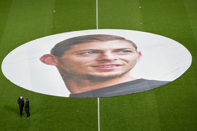 stadium stewards display a portrait of argentinian forward emilianio sala whose plane disappeared over the channel islands over a week prior in the middle of the pitch before the french l1 football match between nantes fcn and saint etienne asse at the la beaujoire stadium in nantes photo afp