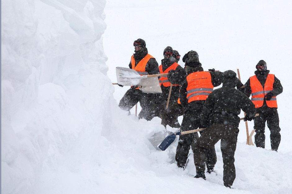 Soldiers of the Austrian Armed Forces shovel snow at the valley station of the Hochkar cable car at 1380 meters above sea level in Hochkar, Lower Austria on January 13, 2019. - The area around Hochkar in Lower Austria, 150 km west of Vienna, is a disaster area due to snow depths of more than 3.5 m. PHOTO: AFP