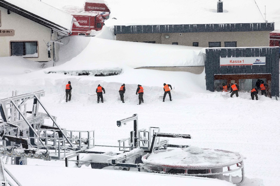 Soldiers of the Austrian Armed Forces shovel snow at the valley station of the Hochkar cable car at 1380 meters above sea level in Hochkar, Lower Austria. PHOTO: AFP