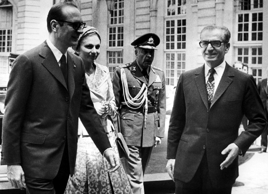 On June 25, 1974 the shah of Iran Mohammed Reza Pahlavi (R) and his wife Farah Diba (C) are welcome by French Prime Minister Jacques Chirac (L) at Matignon Hotel in Paris. Photo: AFP