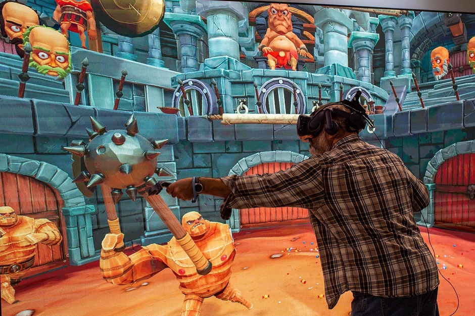 A man plays a game using a wireless VR headset at the DisplayLink exhibit at CES International in Las Vegas. PHOTO: AFP