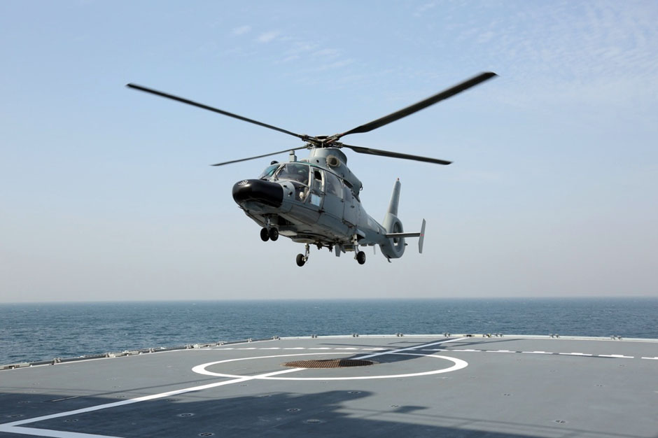 A helicopter lands aboard PNS Moawin during Aman-19. 