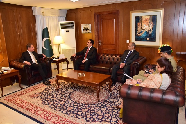 Former army chief calls on FM Quershi. PHOTO: FO
