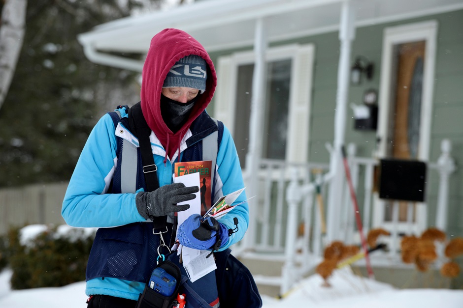 Mail carrier Tiffany Sufficool delivers the mail during subzero temperatures carried by the polar votex in Fargo, North Dakota. PHOTO: REUTERS