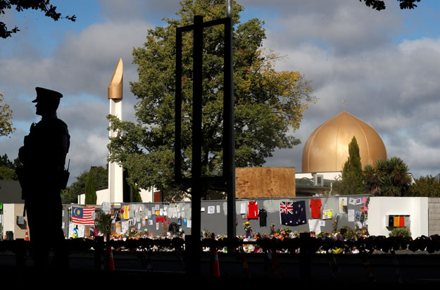 A police officer stands guard outside Al Noor mosque in Christchurch, New Zealand, March 22, 2019. PHOTO: REUTERS