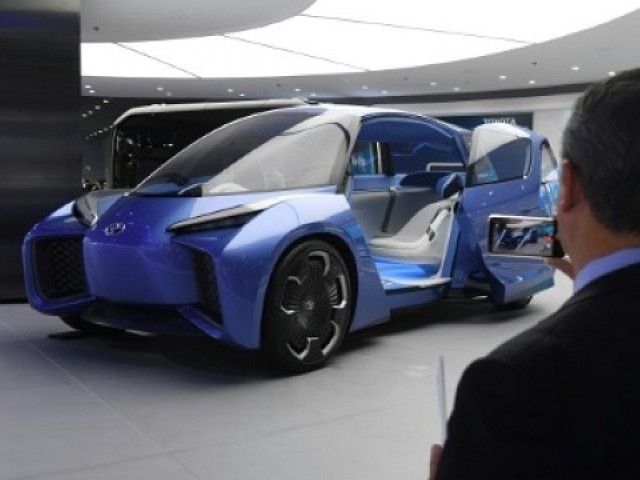   Global car manufacturers are positioning for a brave new world of on-demand transport that will require the future car - hyper connection, autonomous and shared - and China can become the concept laboratory.
PHOTO: AFP 