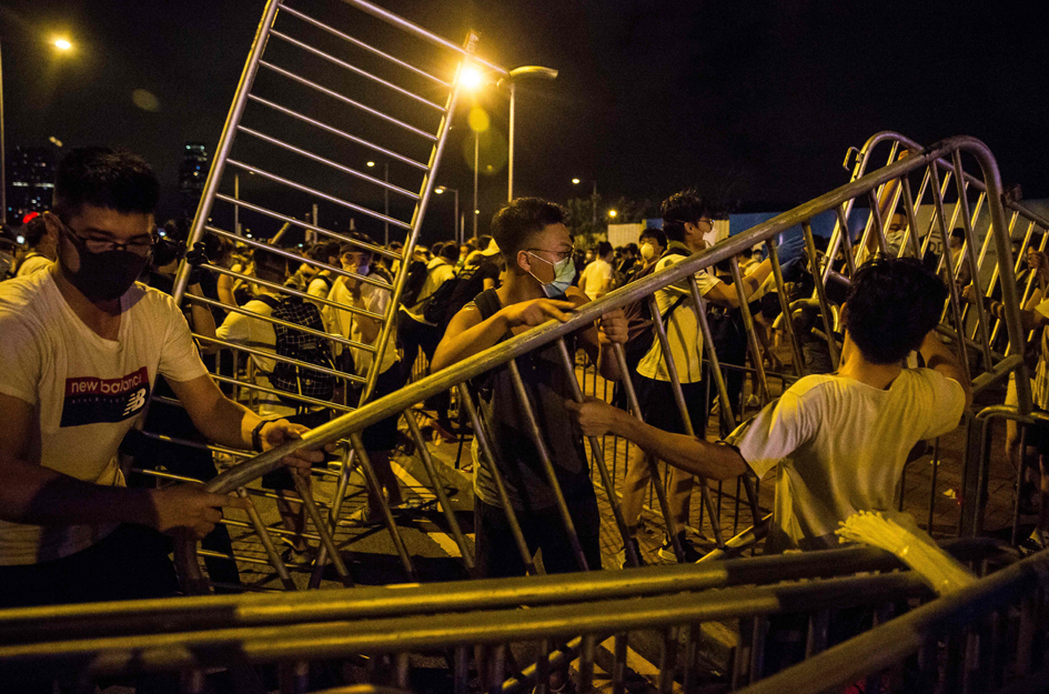 Protesters block roads with barricades during clashes with police after a rally against a controversial extradition law proposal in Hong Kong on June 10, 2019. - Hong Kong witnessed its largest street protest in at least 15 years on June 9 as crowds massed against plans to allow extraditions to China, a proposal that has sparked a major backlash against the city's pro-Beijing leadership. Photo: AFP