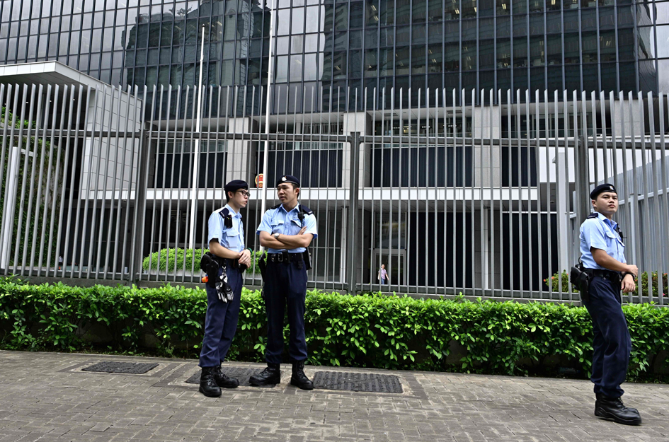 Police stand guard outside the government headquarters in Hong Kong on June 10, 2019, a day after the city witnessed its largest street protest in at least 15 years as crowds massed against plans to allow extraditions to China. - Hong Kong's pro-Beijing leader on June 10 refused to scrap a controversial plan to allow extraditions to the Chinese mainland, a day after record crowds came out to oppose the proposal. Photo: AFP