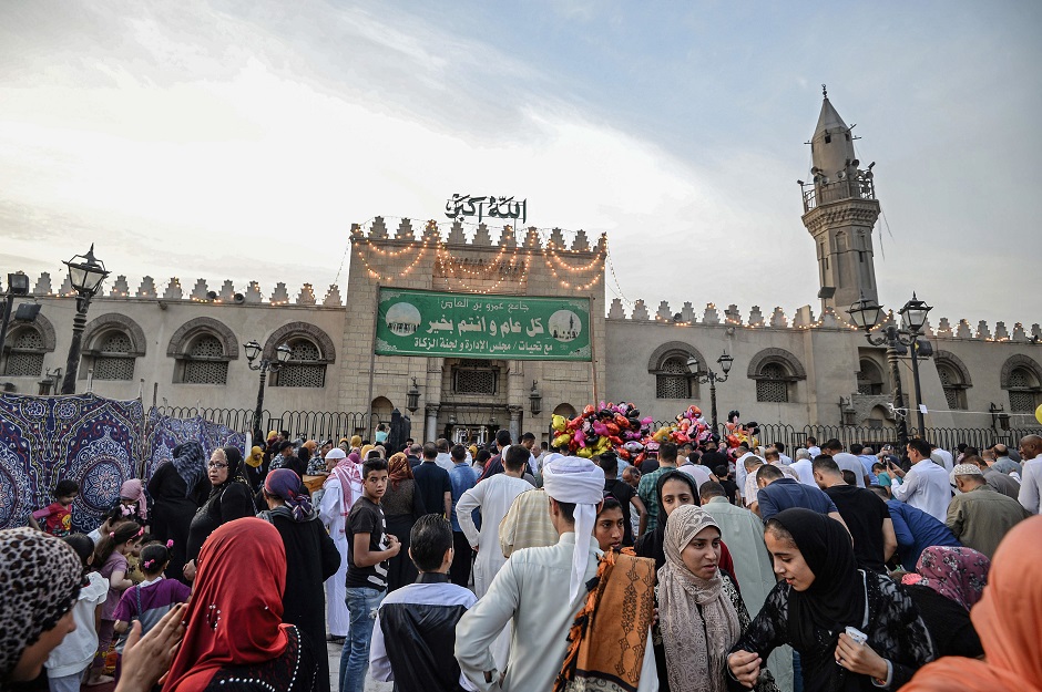 Egyptian Muslims gather for the Eid al-Fitr prayer, which marks the end of the holy fasting month of Ramadan, At Cairo's historic Amr Ibn al-Aas mosque on June 5, 2019. - Militants killed eight Egyptian paramilitaries the same day at a checkpoint in the Sinai Peninsula, centre of a long-running jihadist insurgency, security and medical sources said on the first day of the Eid al-Fitr holiday. The Sinai peninsula covers 60,000 square kilometres (23,000 sq miles) in northeast Egypt bordering the Gaza Strip and Israel. (Photo by Mohamed el-Shahed / AFP) 