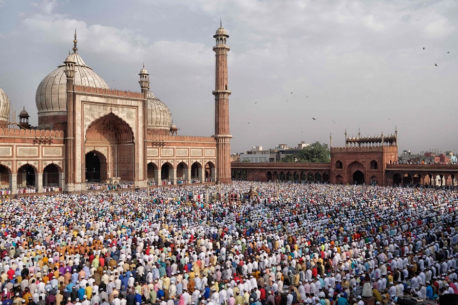 TOPSHOT - Indian Muslims offer prayers during Eid al-Fitr at the Jama Masjid in the old quarters of New Delhi on June 5, 2019. - Muslims around the world are celebrating the Eid al-Fitr festival, which marks the end of the fasting month of Ramadan. (Photo by Noemi CASSANELLI / AFP)