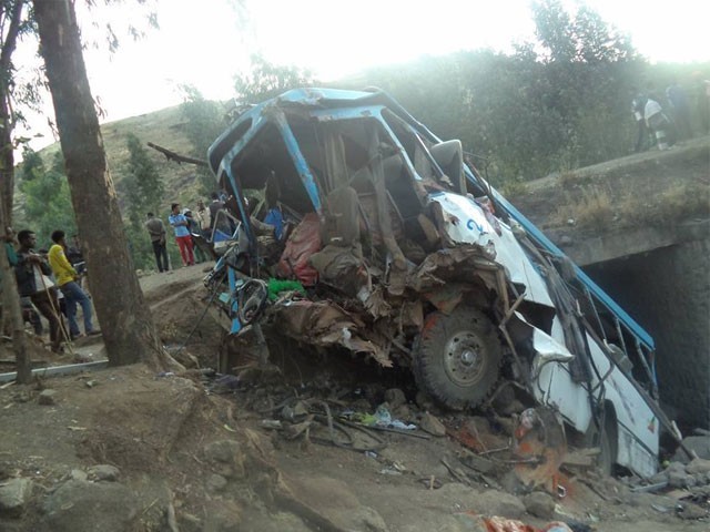 29 killed in bus crash on indian expressway