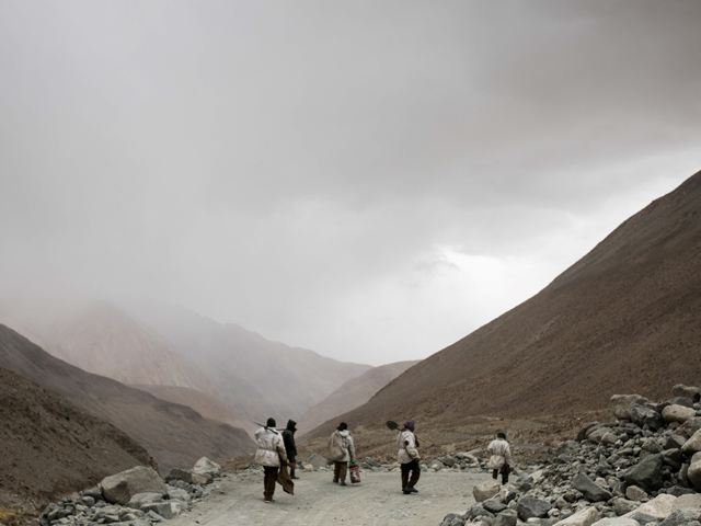 road maintenance workers from india 039 s low lying eastern jharkhand state head back to their campsite following a day 039 s work along pangong lake road near the chang la pass in northern india 039 s ladakh region of jammu and kashmir state photo afp