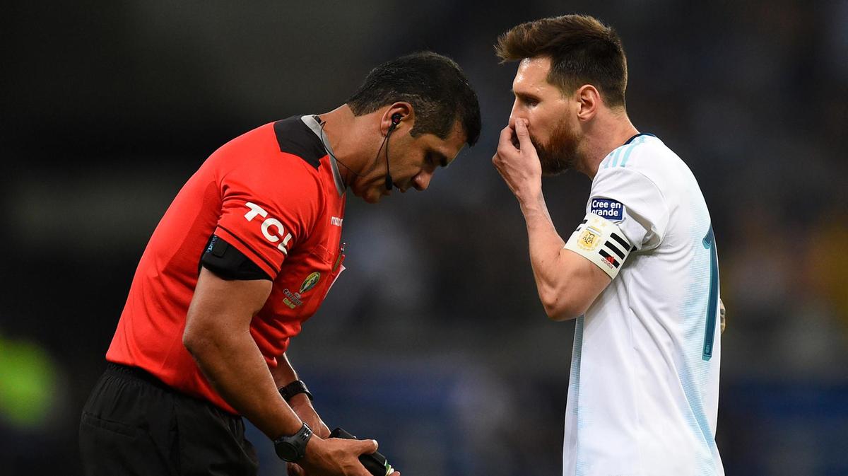 referee hits back at messi argentina accusations