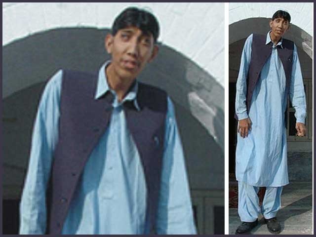 pakistan s second tallest man naseer soomro photo express file