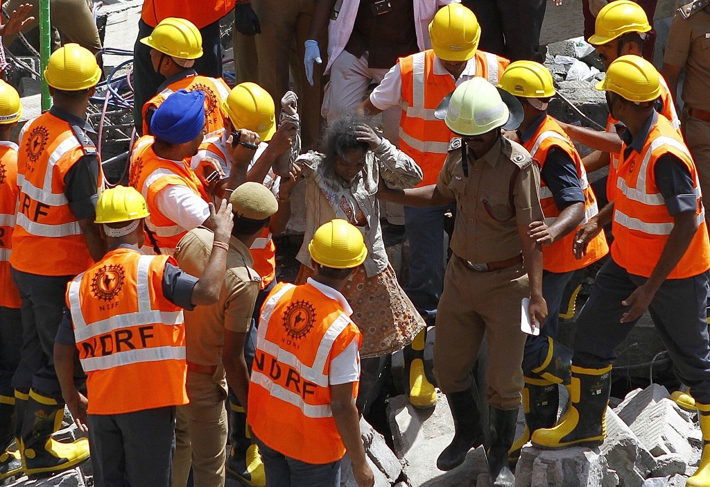 heavy monsoon rains on tuesday trapped more than 40 people after the building crumbled in southern mumbai 039 s congested dongri area photo afp