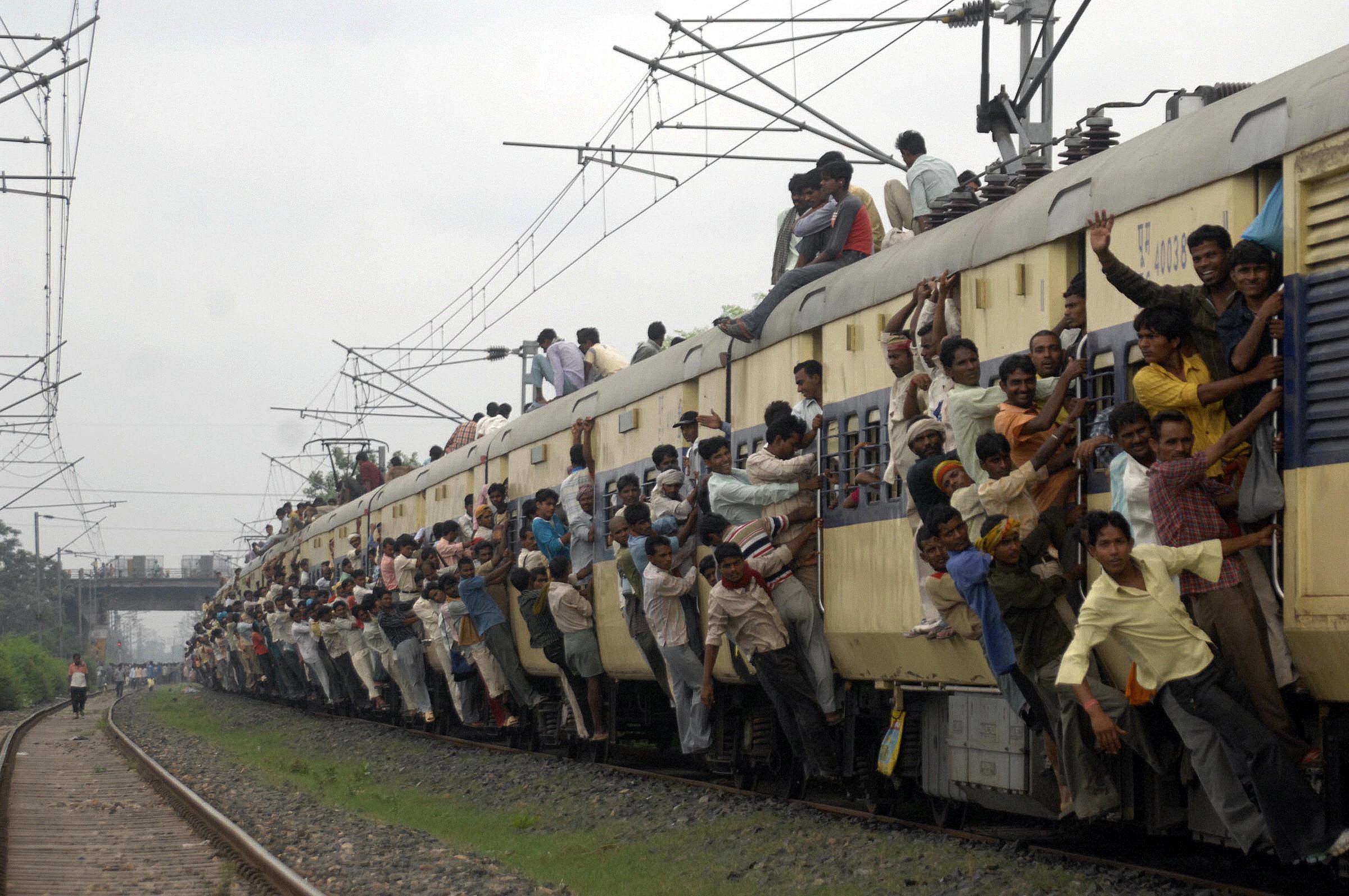 На чем едет поезд. Смешные поезда. Железные дороги Индии. Поезд в Индии.