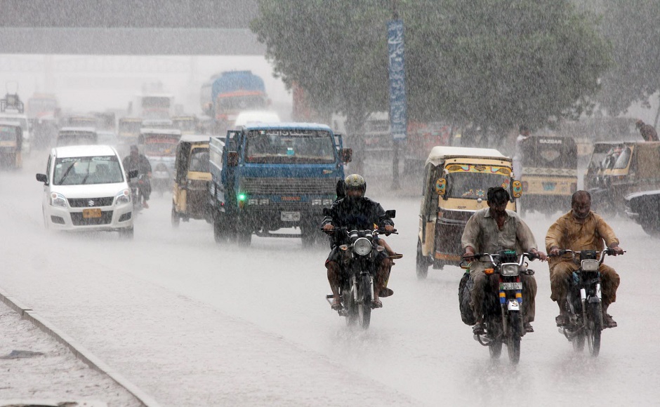 Motorists are on the streets during the heavy monsoon rain in the provincial capital. PHOTO: APP