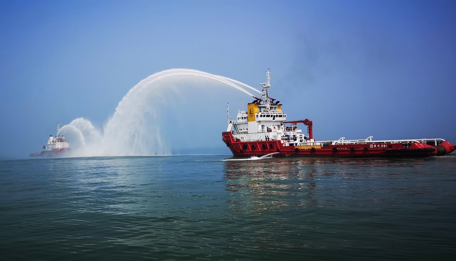  This photo taken on August 1, 2019 shows workboats taking part in a fire drill on the Bohai Sea near the Shengli oil field in eastern China's Shandong province. PHOTO: AFP 