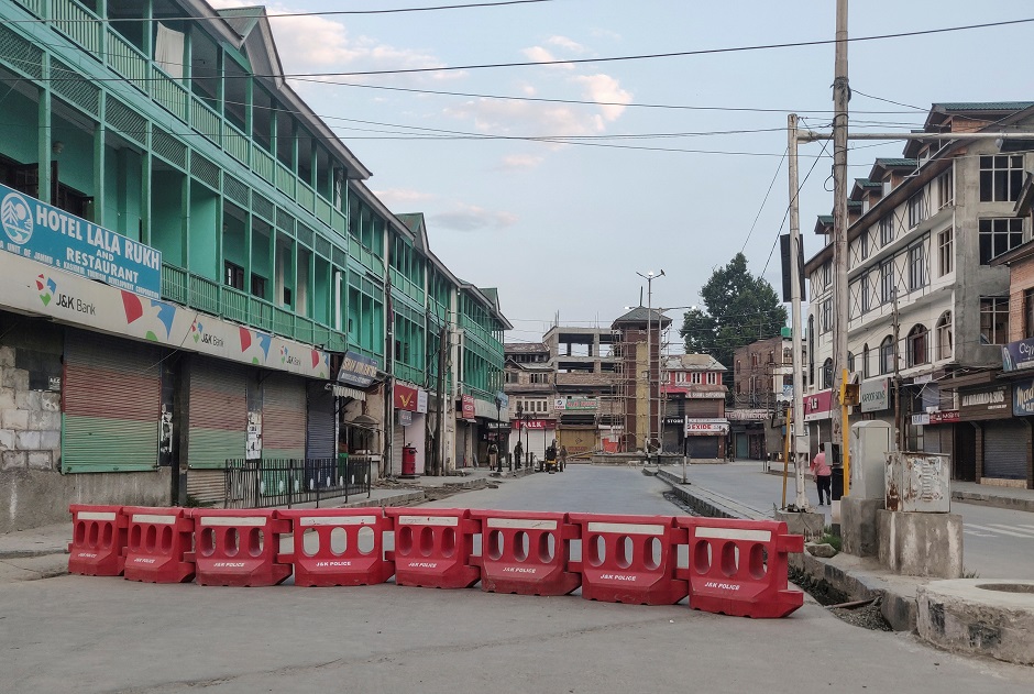 View of a deserted road during restrictions in Srinagar. (Photo: REUTERS/Stringer)