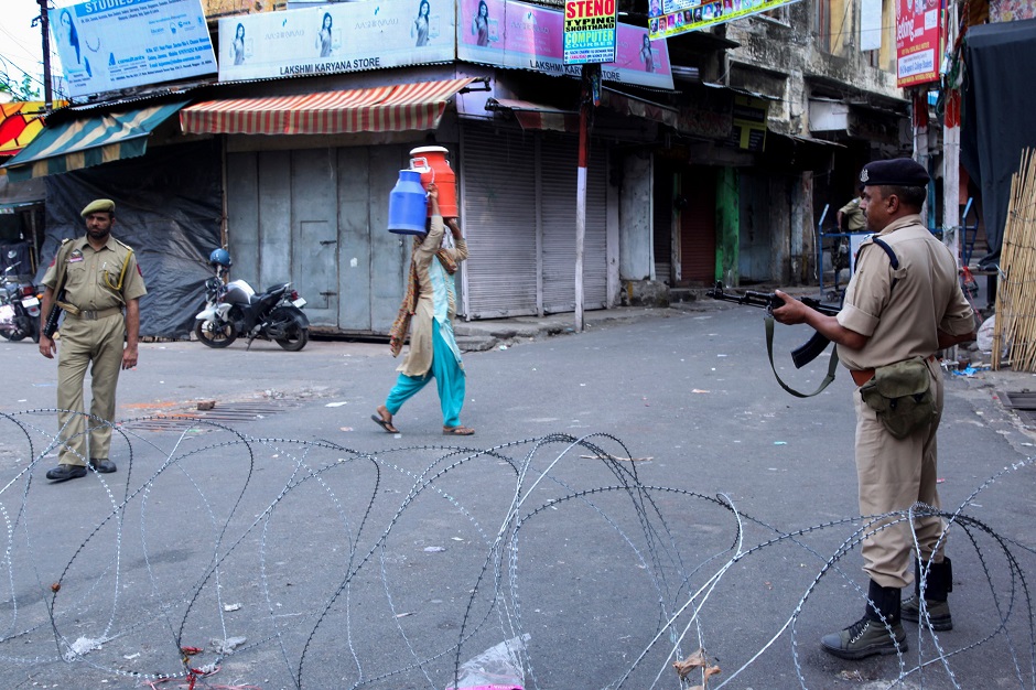Security personnel stand guard on a street in Jammu on August 6, 2019. (Photo: Rakesh BAKSHI / AFP)