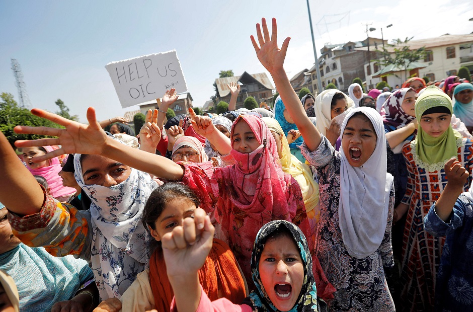 Kashmiri girls shout slogans. PHOTO: REUTERS 