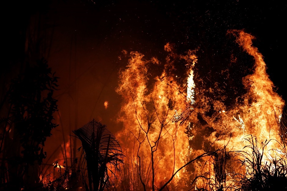  A fire burns a tract of Amazon jungle as it is cleared by loggers and farmers near Altamira, Brazil. PHOTO: REUTERS.