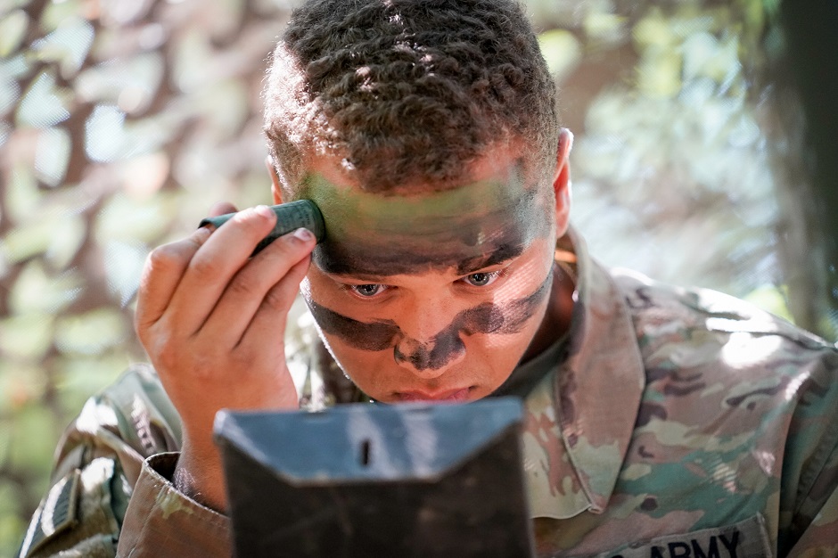 A soldier with the 3rd Brigade Combat Team 101st Airborne Division (Air Assault) applies camouflage during Expert Infantryman Badge training at Fort Campbell, Kentucky, US. PHOTO: Reuters