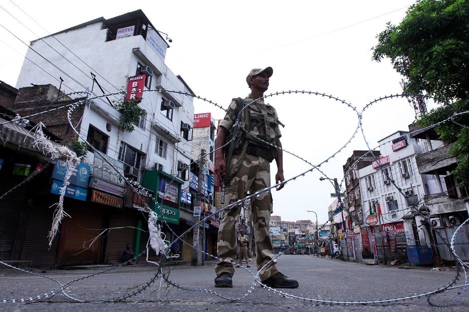 A security personnel stands guard on a street in Jammu on August 6, 2019. (Photo: Rakesh BAKSHI / AFP)