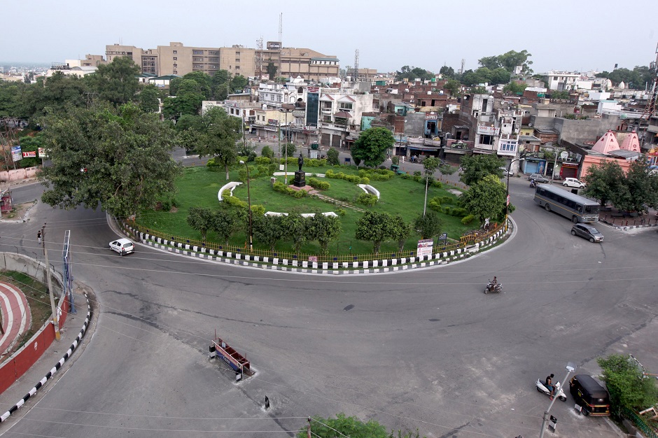 A deserted intersection is pictured in Jammu on August 6, 2019. (Photo: Rakesh BAKSHI / AFP)