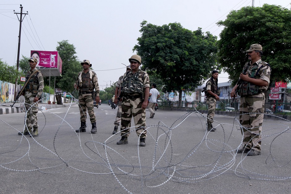 Security personnel stand guard on a street in Jammu on August 6, 2019. (Photo: Rakesh BAKSHI / AFP)