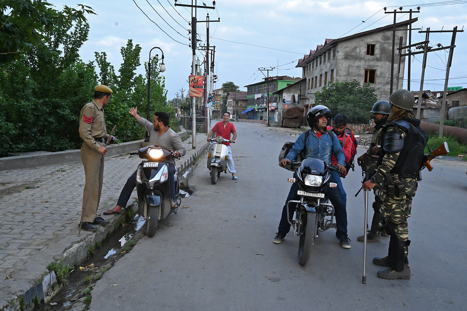 Security personnel stop motorists for questioning during a lockdown in Srinagar on August 12, 2019. PHOTO: AFP