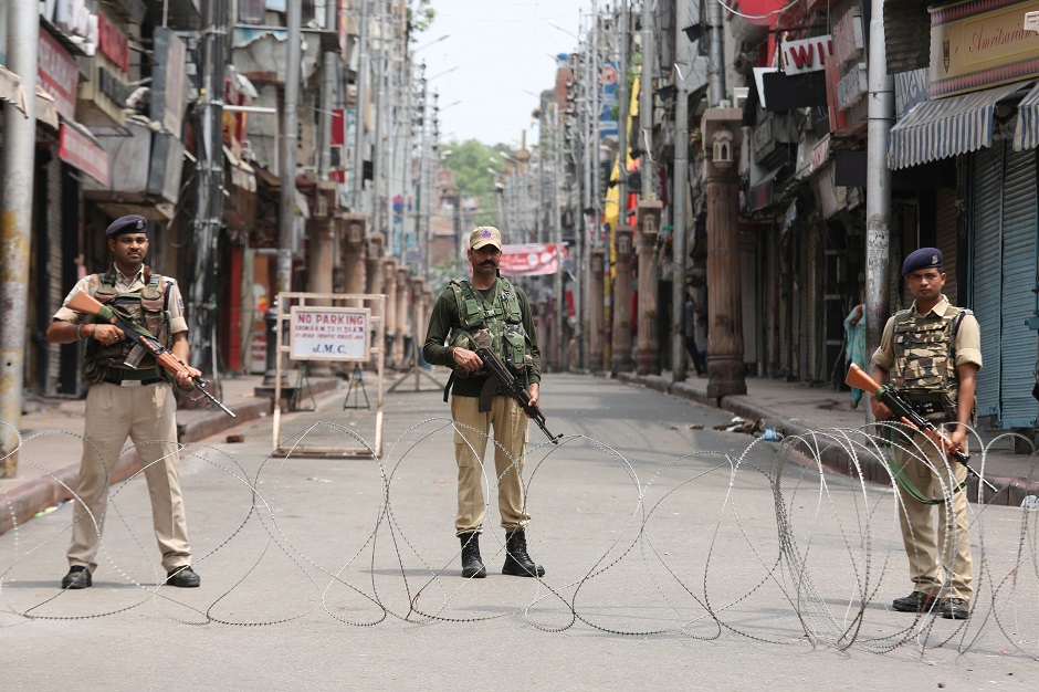 Indian security personnel stand guard along a deserted street during restrictions in Jammu, August 5, 2019. (Photo: REUTERS/Mukesh Gupta)