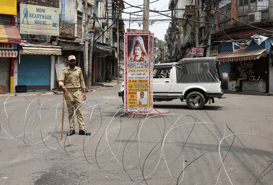 An Indian security personnel stands guard along a deserted street during restrictions in Jammu, August 5, 2019. (Photo: REUTERS/Mukesh Gupta)