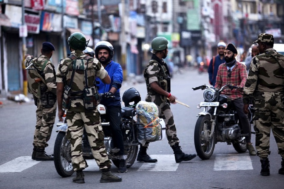 Security personnel question motorists on a street in Jammu on August 5, 2019. (Photo by Rakesh BAKSHI / AFP)