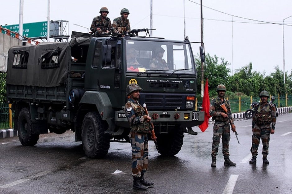 Security personnel stand guard on a street in Jammu on August 5, 2019 (Photo by Rakesh BAKSHI / AFP)