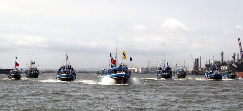 Pakistan Navy boat rally at Karachi harbour.