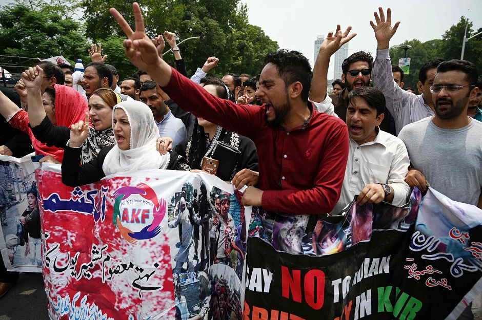 Pakistani Kashmiri shout anti-Indian slogans during a protest at the diplomatic enclave in Islamabad on August 5, 2019 as they denounce the ongoing unrest situation in Indian administered Kashmir. (Photo by AAMIR QURESHI / AFP)