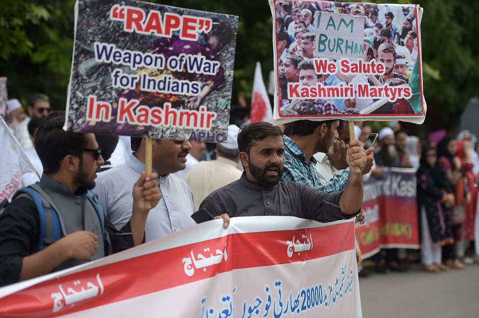 Pakistani Kashmiri hold placards during an anti-Indian protest at the diplomatic enclave in Islamabad on August 5, 2019, as they denounce the ongoing unrest situation in Indian administered Kashmir. (Photo by AAMIR QURESHI / AFP)